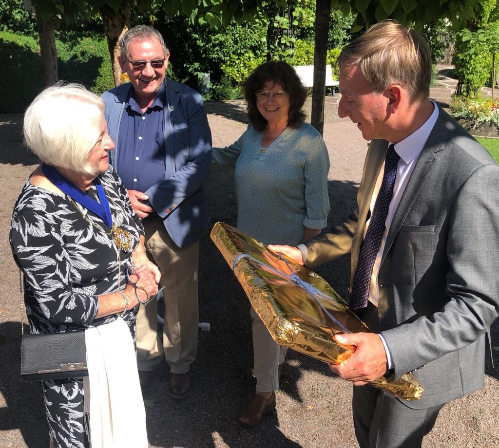 Lewes Mayor Shirley Sains giving a gift to Waldshut-Tiengen Oberburgermeister Dr Philip Frank